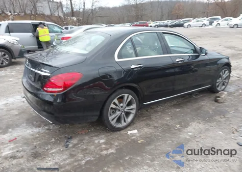 2018 Mercedes-Benz C 300 4Matic z USA, uszkodzony, nr VIN 55SWF4KB6JU251900